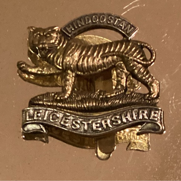 WWI BRITISH ROYAL LEICESTERSHIRE REGIMENT MILITARY CAP BADGE - Picture 1 of 3